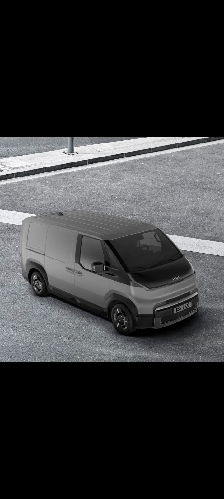 Kia PV5 Cargo mit Dachträger in schräger Frontansicht.